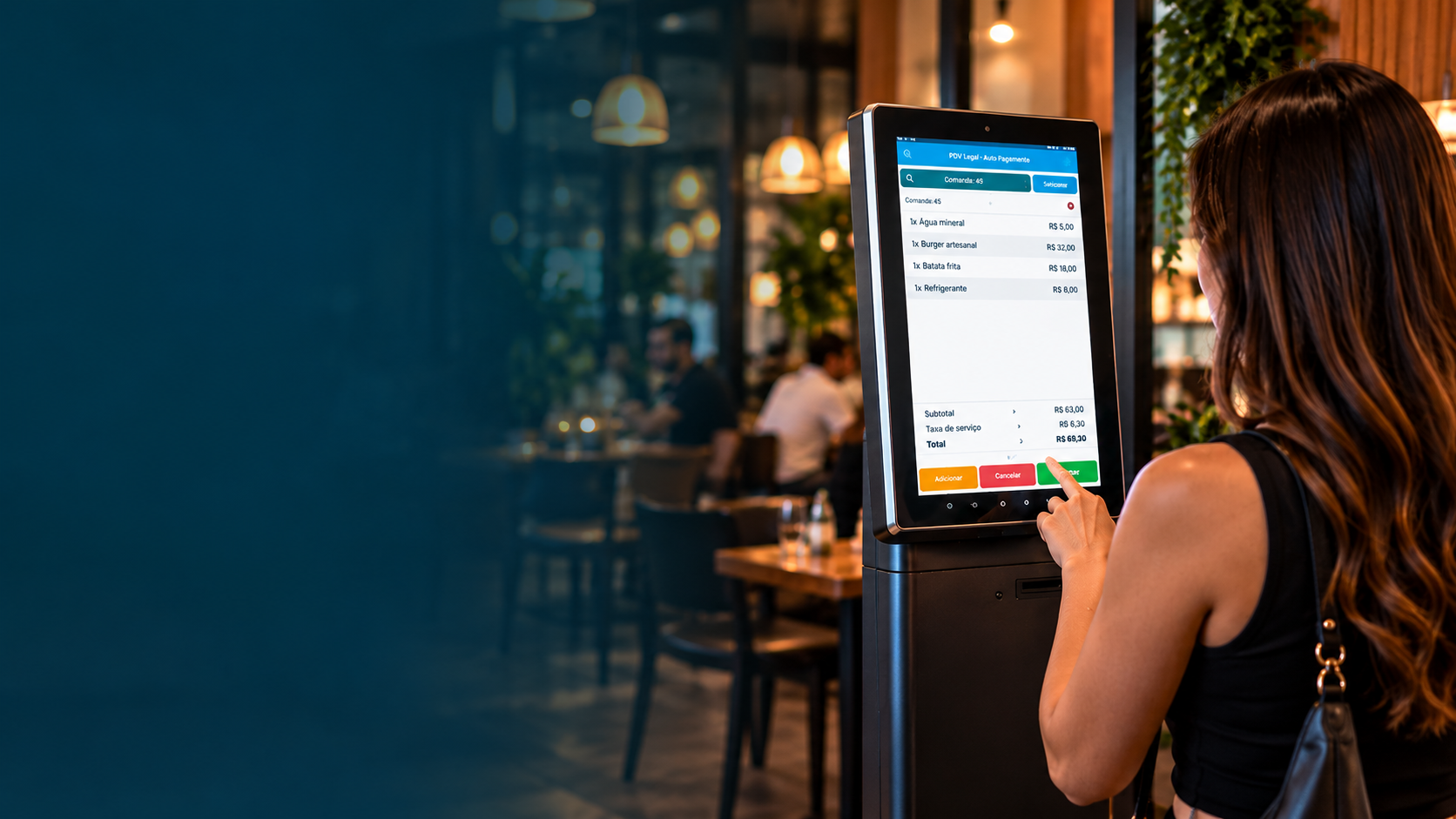 Cliente utilizando terminal de Auto Pagamento em restaurante