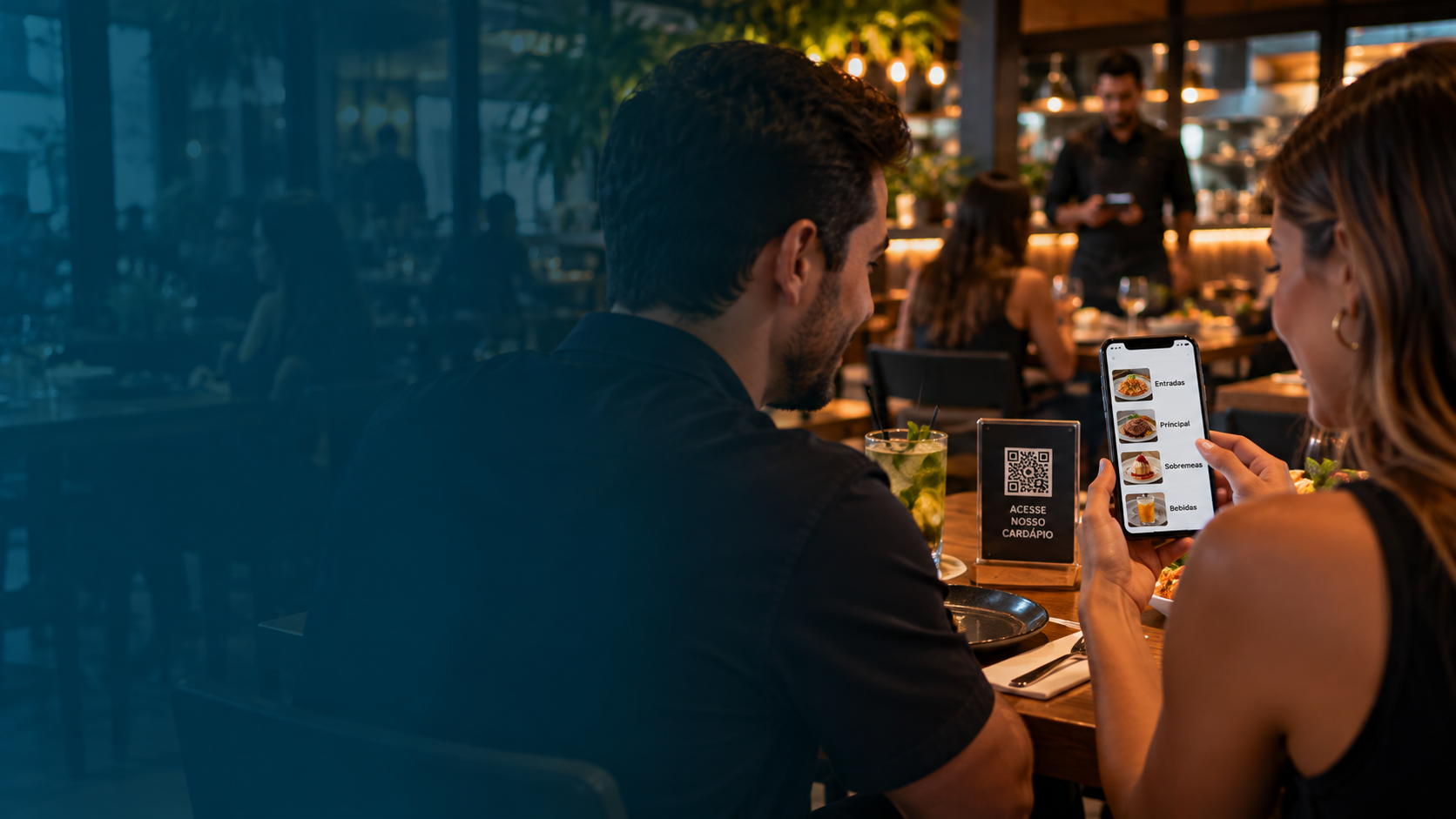 Clientes acessando cardápio digital por QR Code na mesa de restaurante