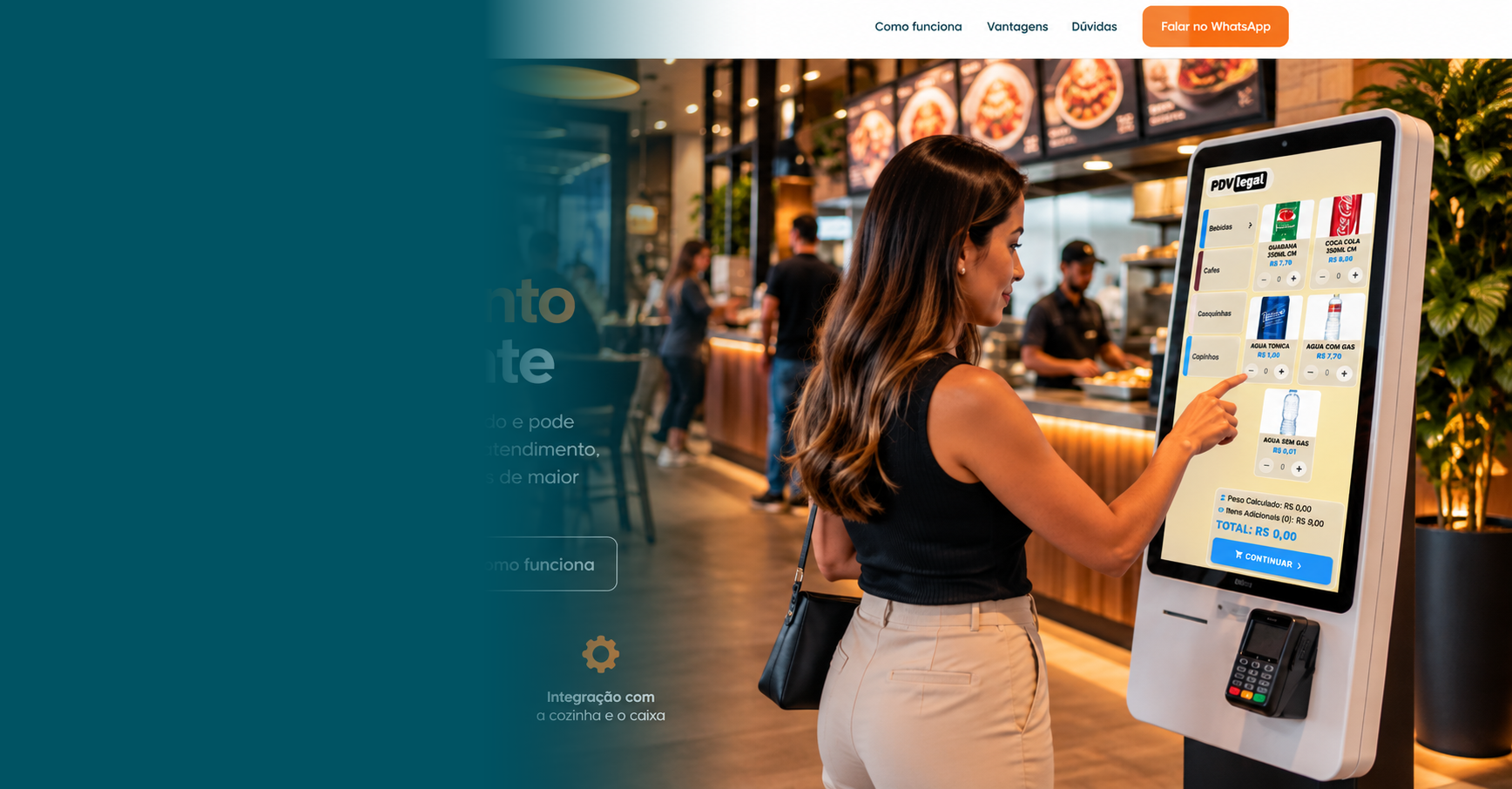 Cliente fazendo pedido em totem de autoatendimento em restaurante